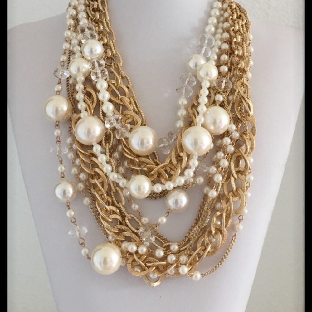 Ladies Pearls and Chains Necklace